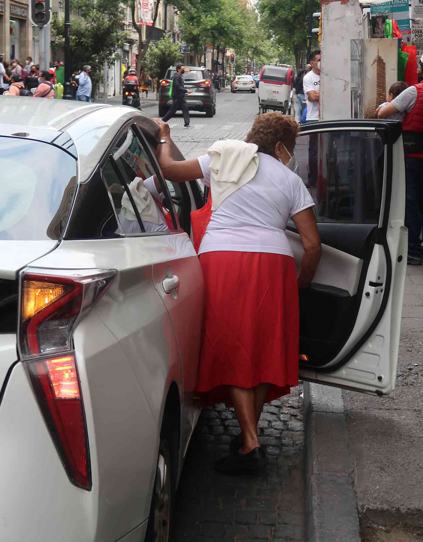 woman taking uber mexico-city