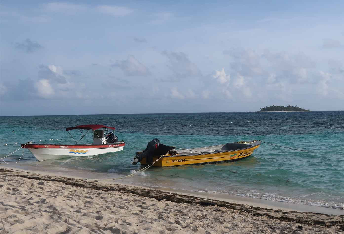 san andres beach boats