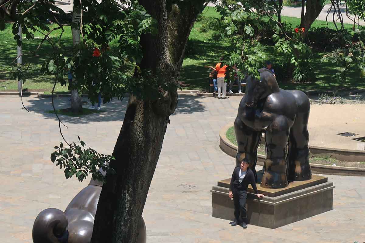 plaza botero medellin